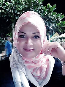 Amateur damsel is showing off her holes