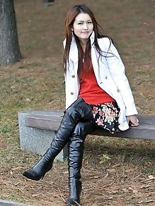 Blondie housewives are spreading their pussy